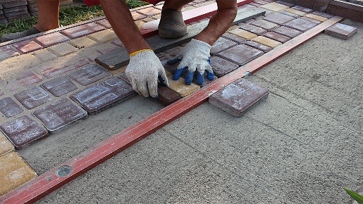 Укладка тротуарной плитки своими руками: пошаговая инструкция.