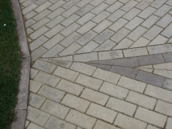 Бордюр и плитка тротуарная стоят криво